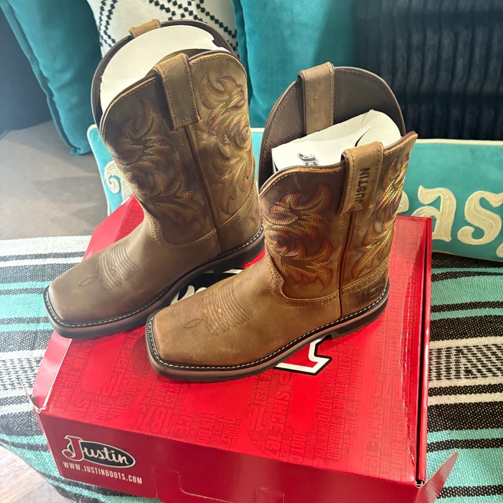 New in box, never worn Justin waterproof boots men’s 7